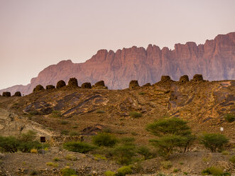 Oman, Ad-Dakhiliyah, Jabal Misht, Al-Ain, Bienenstockgräber, Ausgrabungsstätte am Abend - AMF004950
