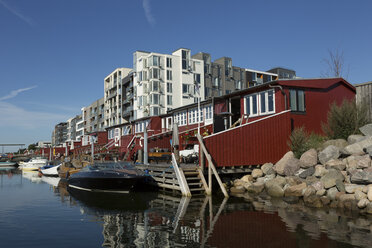 Dänemark, Kopenhagen, privater Bootssteg und Hütten, Metropolis-Gebäude im Hintergrund - FCF000987