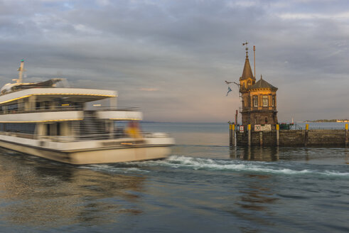 Deutschland, Konstanz, Touristenschiff beim Verlassen des Hafens - KEBF000395