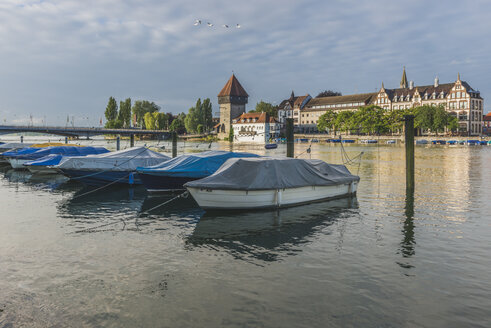 Deutschland, Konstanz, Boote auf dem Seerhein mit Rheintorturm im Hintergrund - KEBF000403