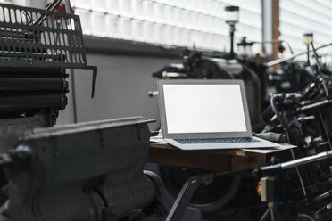 Laptop in der Druckerei - KNSF000158