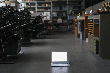 Laptop on floor in typesetting shop - KNSF000165