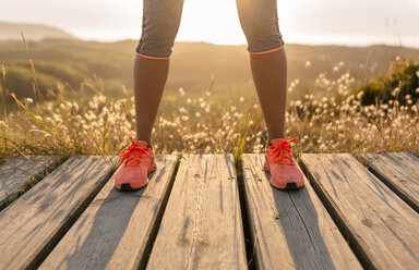 Detail eines Athleten Frau Beine bei Sonnenuntergang - MGOF002125