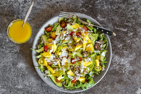 Frischer Salat mit Rucola, Quinoa, Avocado, Mango, Tomate und Kokosnuss - SARF002836