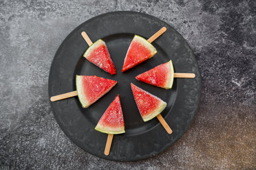 Teller mit Wassermelonen-Eis am Stiel - SARF002839