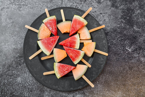 Teller mit Wassermelonen- und Steinmelonen-Eis am Stiel - SARF002840
