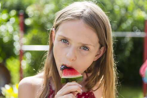 Porträt eines Mädchens, das einen eisgekühlten Wassermelonenlutscher isst - SARF002844