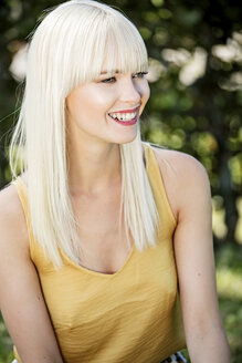 Porträt einer lächelnden blonden Frau im Sommer - GDF001087