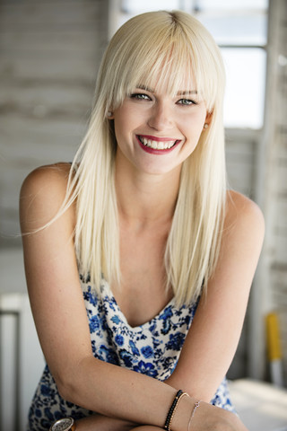 Porträt einer lächelnden blonden Frau im Sommer, lizenzfreies Stockfoto