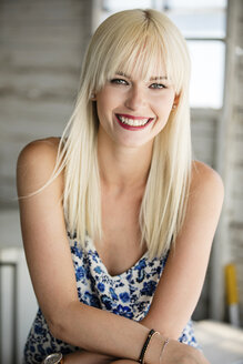 Porträt einer lächelnden blonden Frau im Sommer - GDF001099