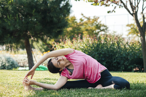 Junge Frau beim Yoga im Park - BZF000326