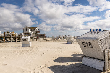 Deutschland, Schleswig-Holstein, St. Peter-Ording, Stelzenhaus und Strandkörbe mit Kapuze am Strand - EGBF000141