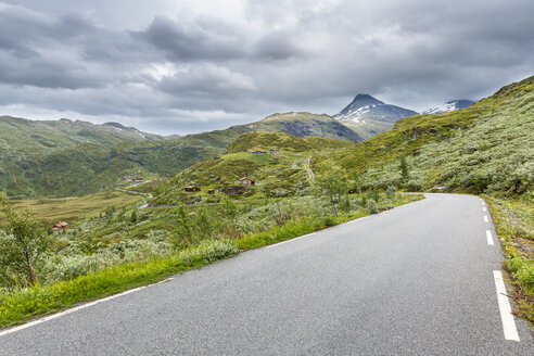 Südnorwegen, Jotunheimen-Nationalpark, leere Straße, Sognefjell - STSF001061