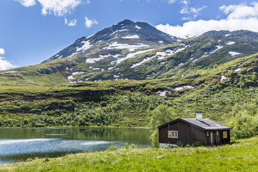 Norwegen, Südnorwegen, Sogn og Fjordane, Jotunheimen National Park, Sognefjell, Hütte am See - STSF001063