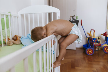 Baby boy running away from cot - ZEDF000274