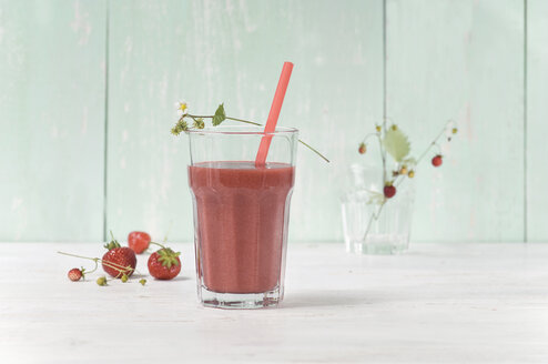 Erdbeer-Smoothie im Glas mit Trinkhalm - ASF005964