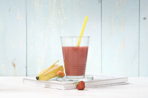Erdbeer-Bananen-Smoothie im Glas mit Trinkhalm - ASF005965
