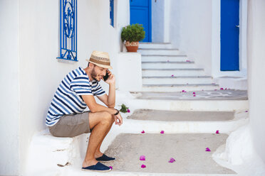 Griechenland, Insel Amorgos, junger Mann telefoniert mit Handy - GEMF000946