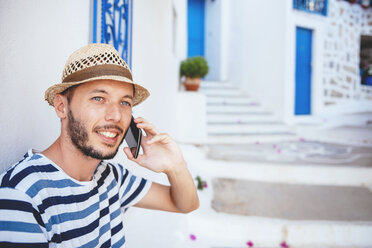 Griechenland, Insel Amorgos, junger Mann telefoniert mit Handy - GEMF000950