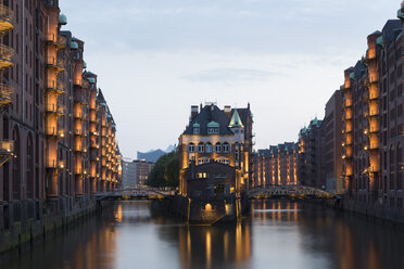 Deutschland, Hamburg, Wandrahmsfleet in der historischen Speicherstadt am Abend - FCF001009