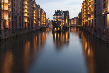 Germany, Hamburg, Wandrahmsfleet in the historic warehouse district in the evening - FCF001012