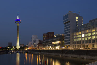 Deutschland, Düsseldorf, Gehry-Gebäude mit Medienhafen im Vordergrund in der Dämmerung - FCF001013