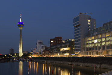 Germany, Duesseldorf, Gehry buildings with Media Harbour in the foreground at twilight - FCF001013