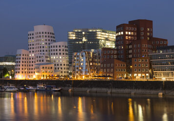 Germany, Duesseldorf, lighted Gehry buildings with Media Harbour in the evening - FC001014