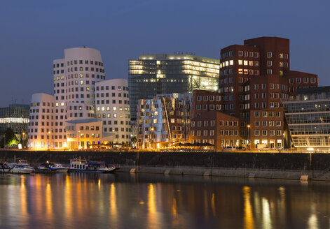 Deutschland, Düsseldorf, beleuchtete Gehry-Gebäude mit Medienhafen am Abend - FC001014