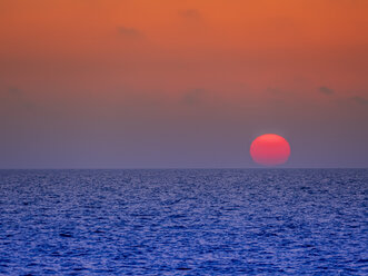 Italien, Capri, Sonnenuntergang über dem Meer - EJWF000782