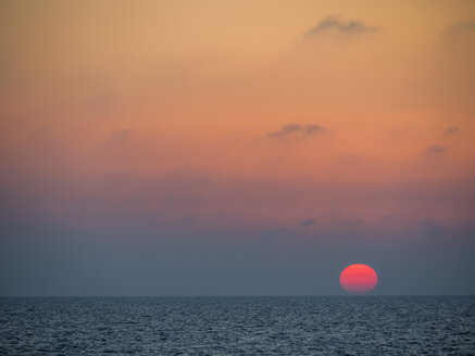 Italien, Capri, Sonnenuntergang über dem Meer - EJWF000783
