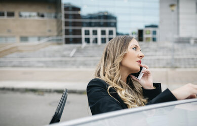 Geschäftsfrau am Mobiltelefon im Auto - DAPF000204