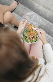 Zwei Frauen machen Mittagspause im Freien - DAPF000232