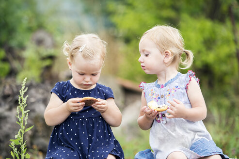 Two little sisters eating pastry - HAPF000684