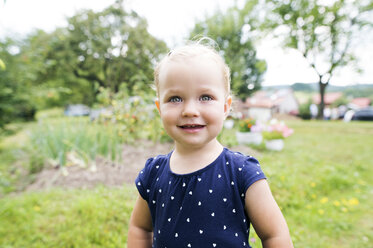 Porträt eines kleinen blonden Mädchens im Garten - HAPF000686