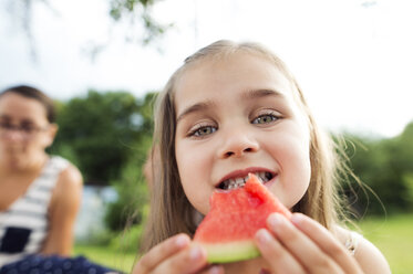 Porträt eines kleinen Mädchens, das eine Wassermelone isst - HAPF000707