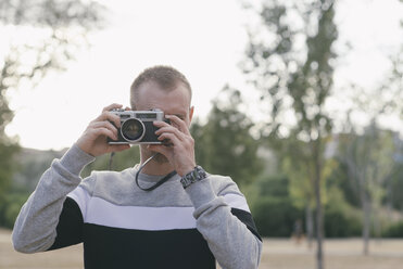 Man taking picture with vintage camera - SKCF000151