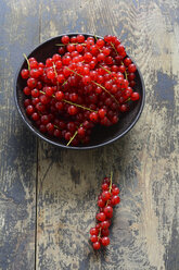 Schale mit roten Johannisbeeren auf Holz - ODF001424