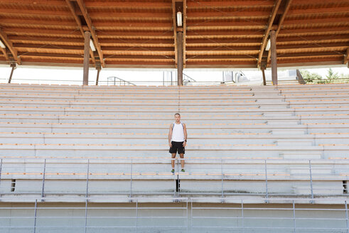 Junger Sportler auf der Tribüne stehend - FMOF000075