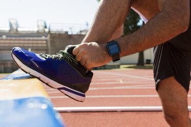 Sportsman, running shoe and smartwatch - FMOF000106