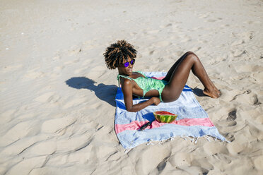 Junge Frau mit Wassermelone am Strand - KIJF000632