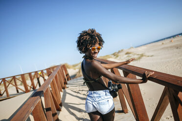 Junge Frau auf der Strandpromenade am Strand - KIJF000657