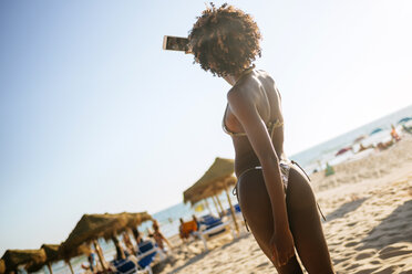 Junge Frau im Bikini macht ein Selfie am Strand - KIJF000665
