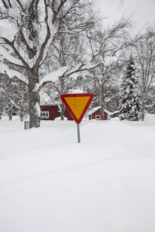 Schweden, Dorf Idre, Winter, Verkehrsschild im Schnee - TKF000444