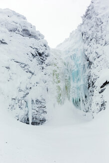 Sweden, Fulufjallets Nationalpark, Njupeskaer, Swedens highest waterfall in winter - TKF000446