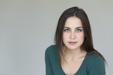 Portrait of brunette young woman - TKF000450