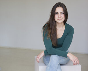 Portrait of smiling brunette young woman - TKF000451