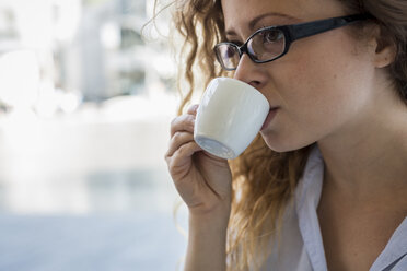 Junge Frau trinkt eine Tasse Espresso - MAUF000674