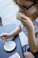 Geschäftsfrau im Straßencafé - MAUF000677