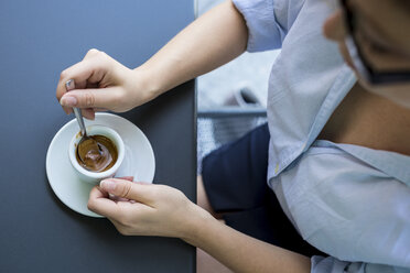 Geschäftsfrau im Straßencafé - MAUF000678